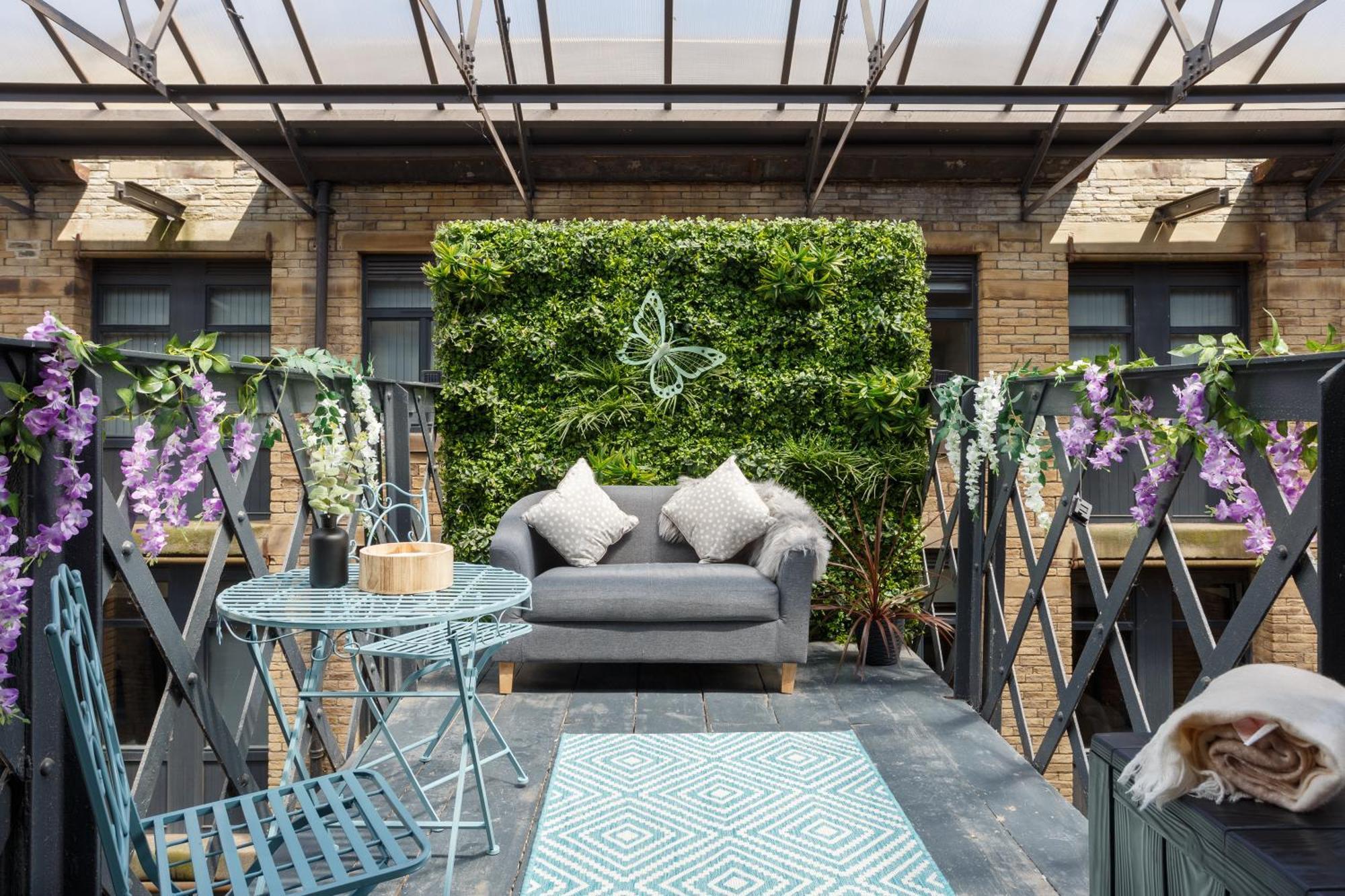 Stylish Penthouse With Outside Balcony! Apartment Bradford  Exterior photo